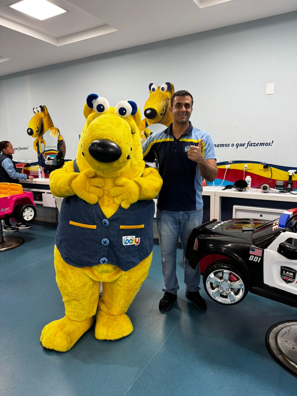 Fundador do Looky ao lado do mascote