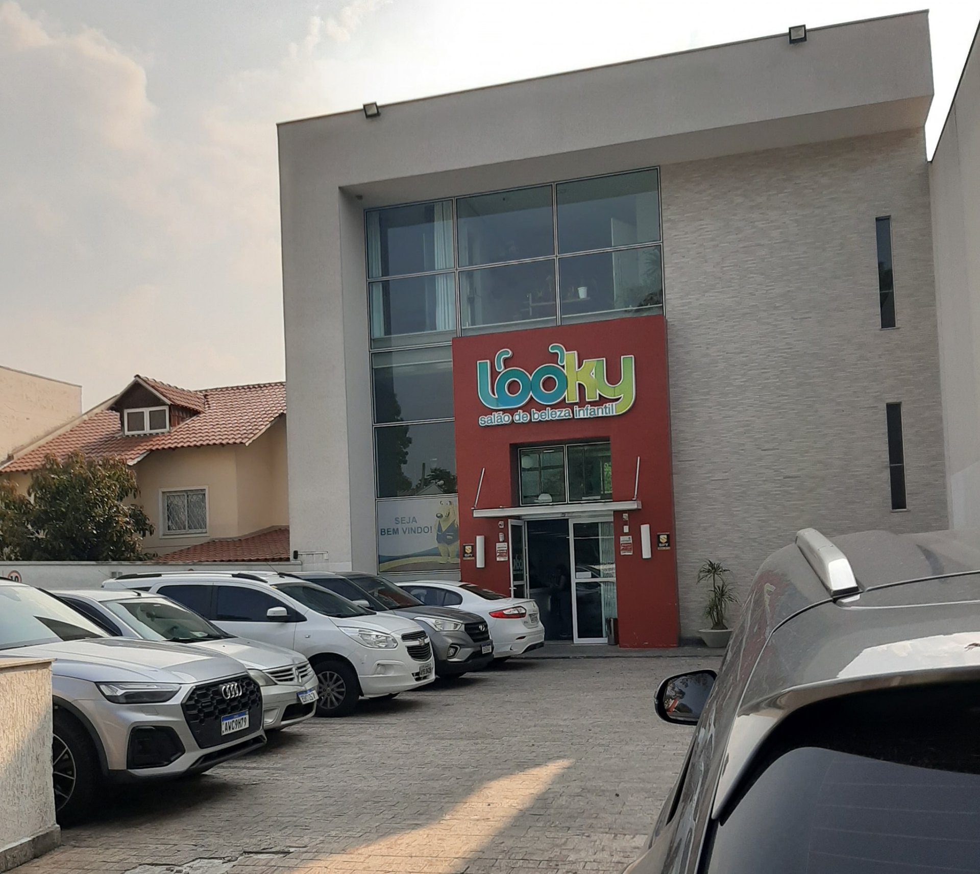 Fachada do salão Looky em Curitiba